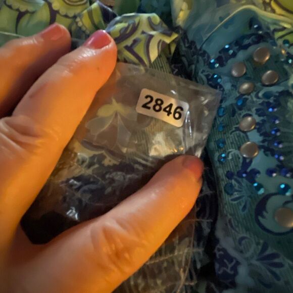 Live and let live size 2X blue & green paisley top. - Picture 5 of 5